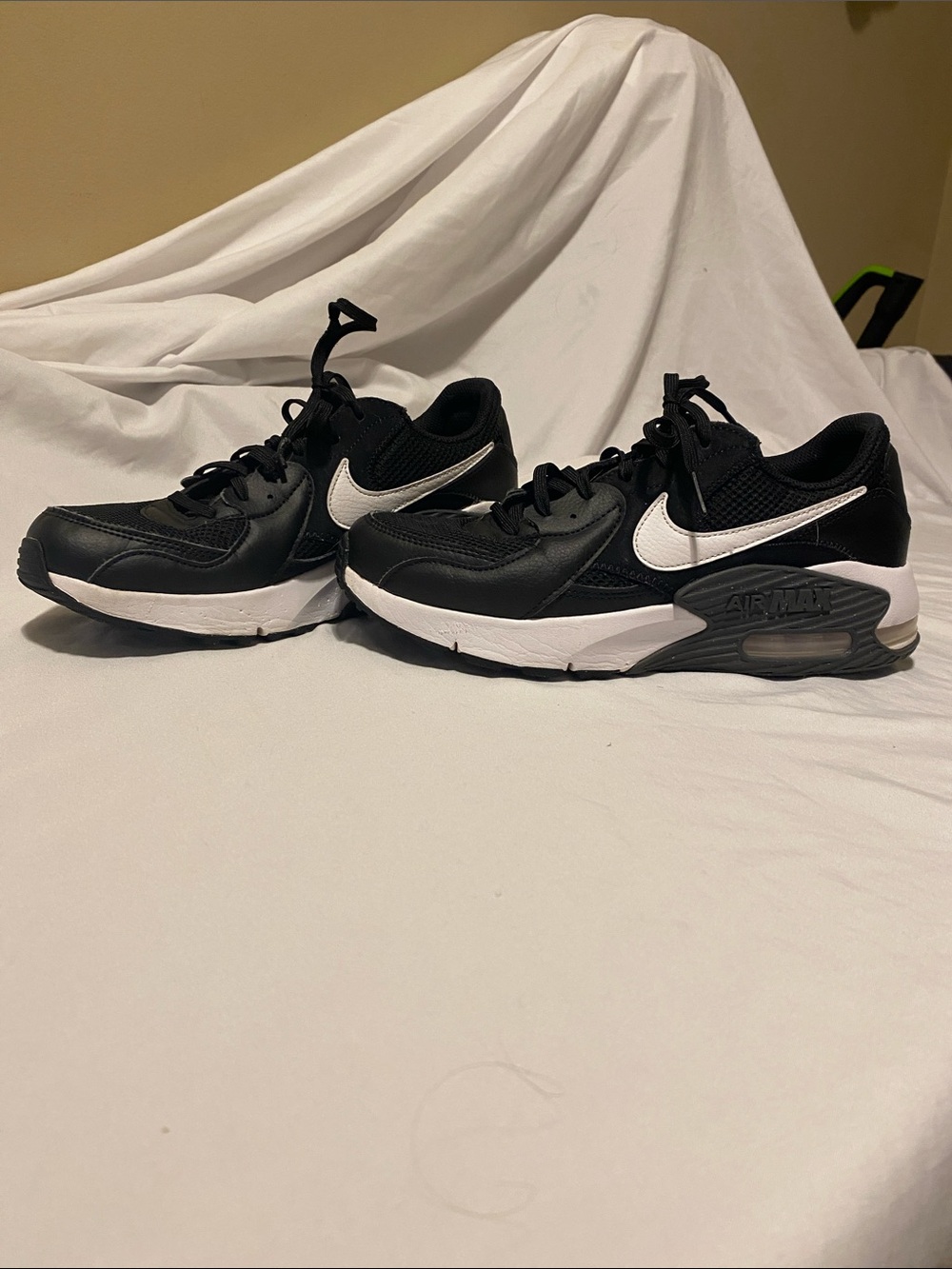 Nike women’s Black and White Air Max Athletic Sneakers